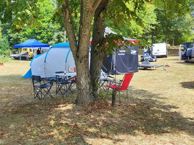 emplacement camping bord de lac Livradois Forez en Auvergne