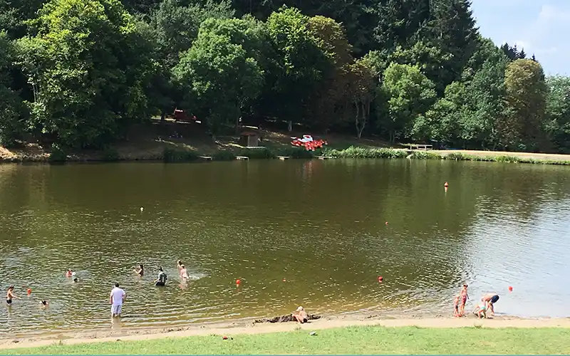 enfants- lac Vernet la Varenne Puy de Dôme