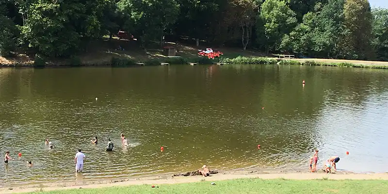 enfants plage lac Vernet la Varenne