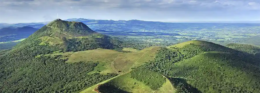 vue aérienne du volcan du Puy de Dôme